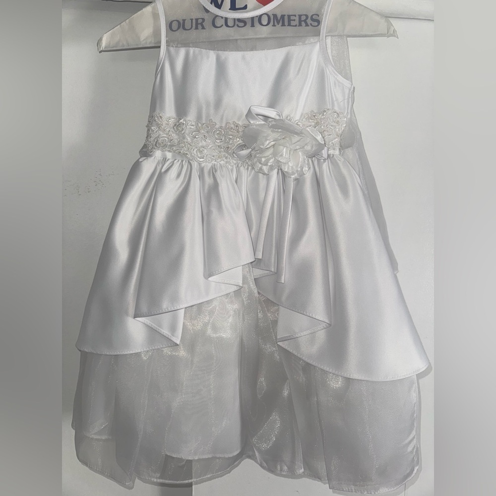 Little girls size 4-5 Elegant White Sleeveless Dress with Floral Accent